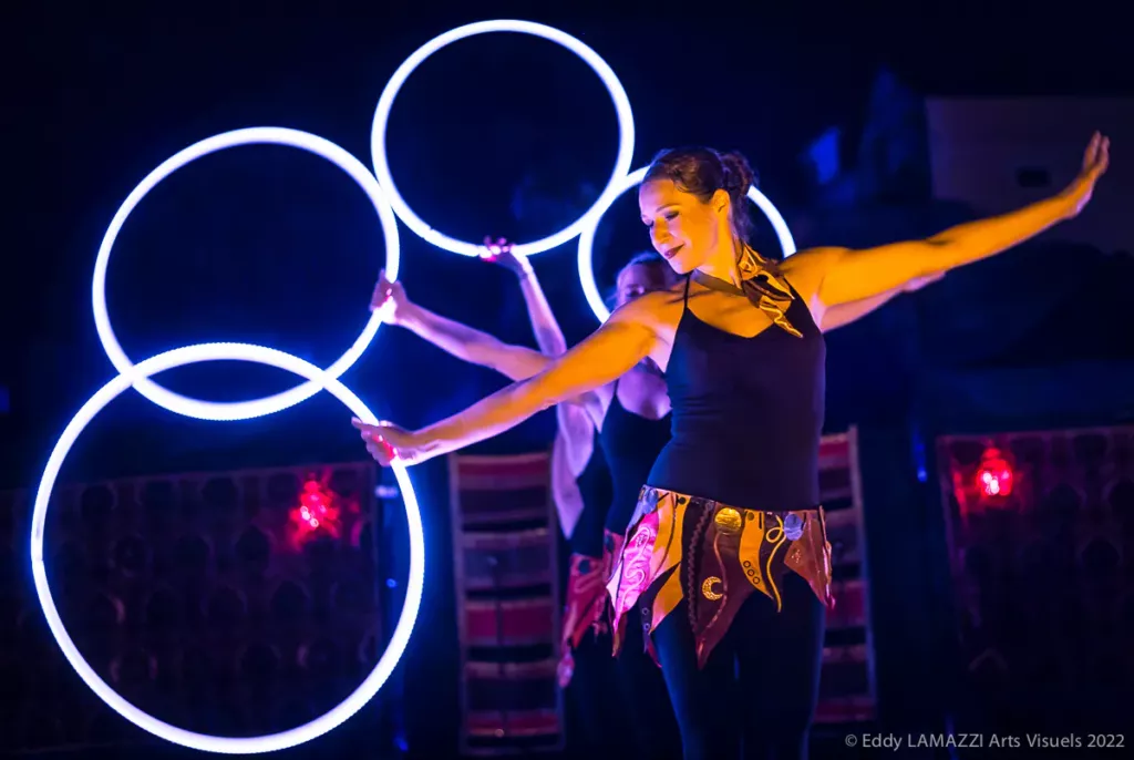 Spectacle Ardensia : danseuse et cerceaux lumineux