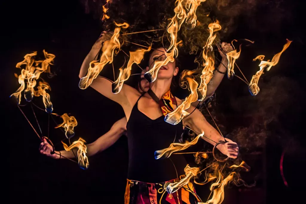 Spectacle Ardensia : jonglerie avec des éventails de feu