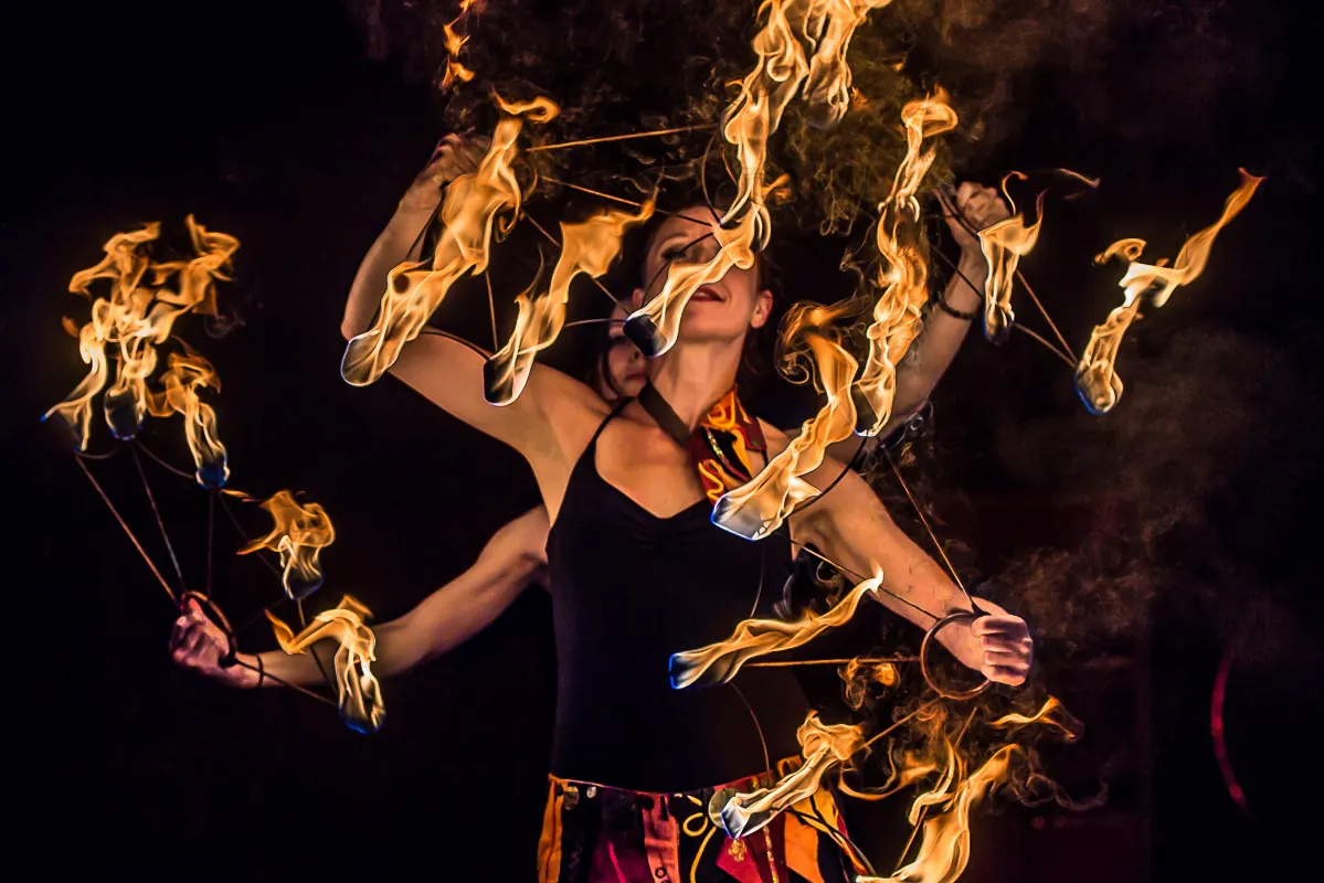 Spectacle Ardensia : jonglerie avec des éventails de feu
