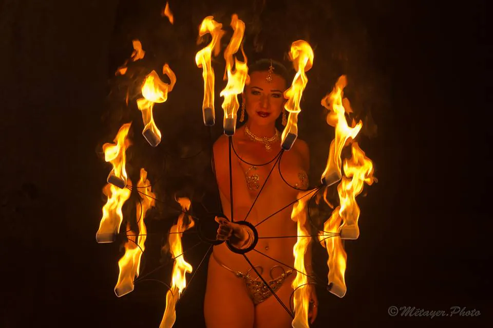 Danseuse entourée de cerceaux de feu