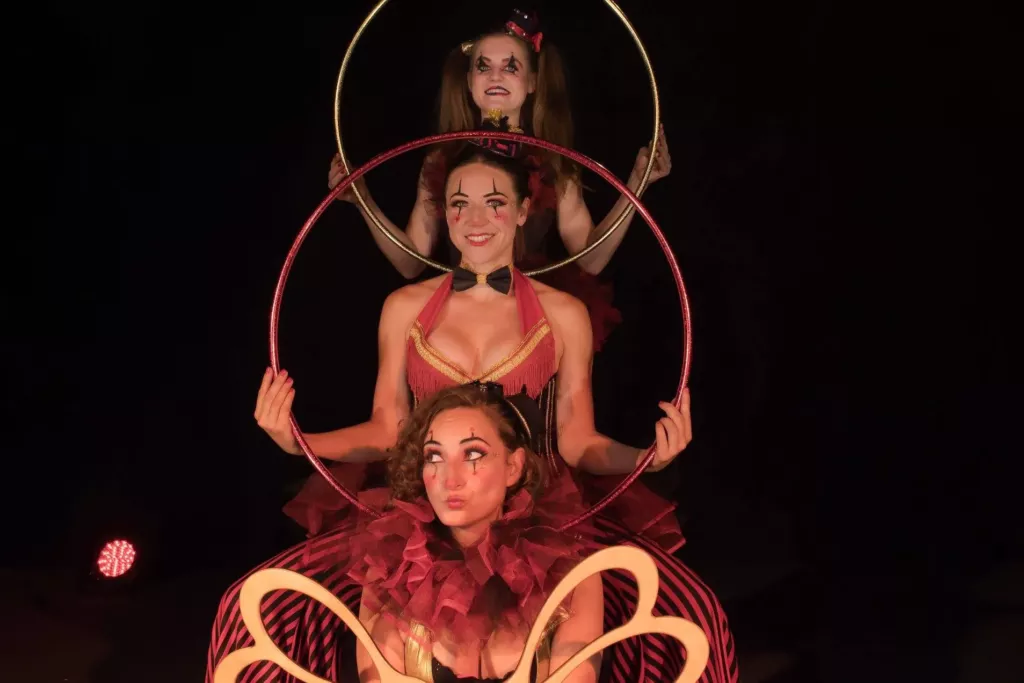 Spectacle Cirk'n'swing : trois artistes et leurs cerceaux