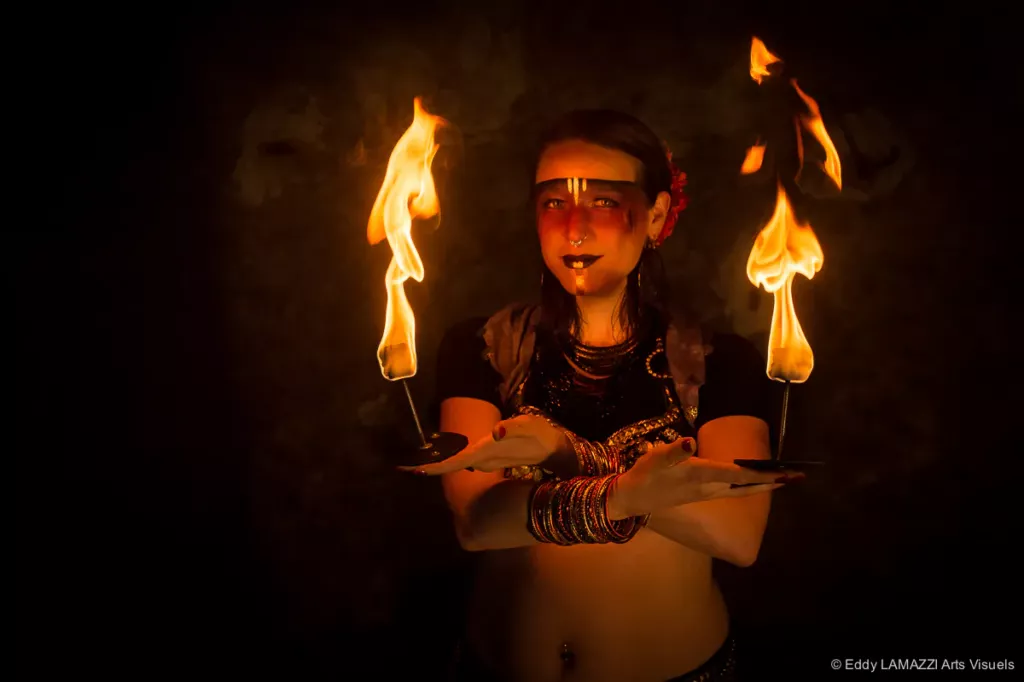 Danseuse avec des éventails de feu