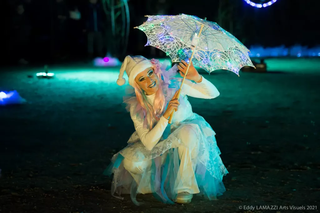 Spectacle Féerie : fée à l'ombrelle lumineuse