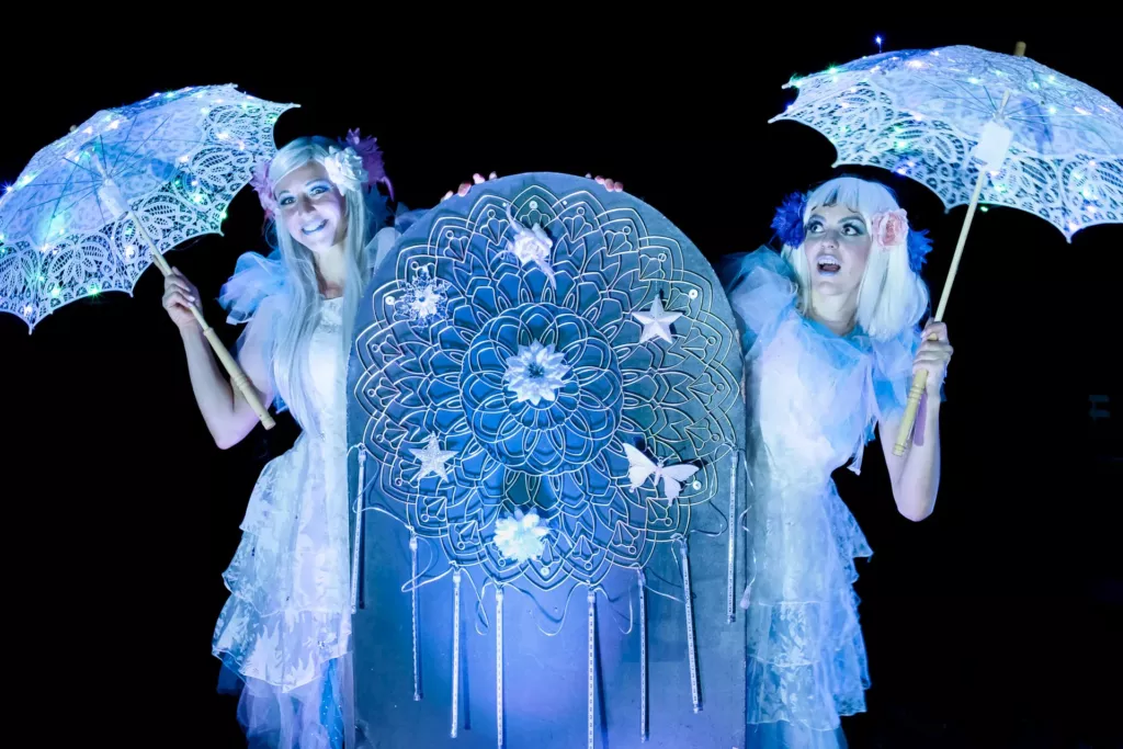 Spectacle Féerie : danseuses aux ombrelles lumineuses