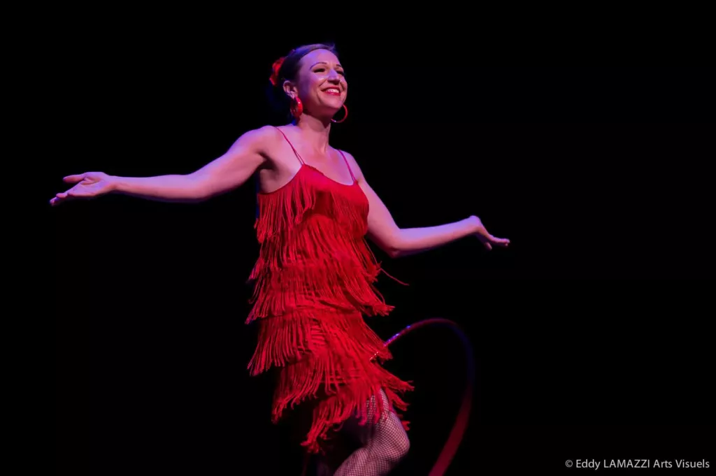 Numéro Hit the Road Jack : hula hoop et robe à franges