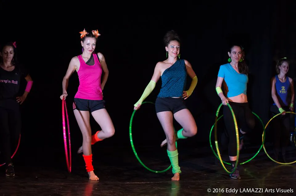 Démonstration de hula hoop en convention