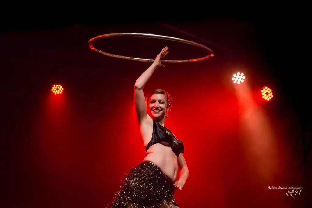 Hula hoop sous les projecteurs rouges