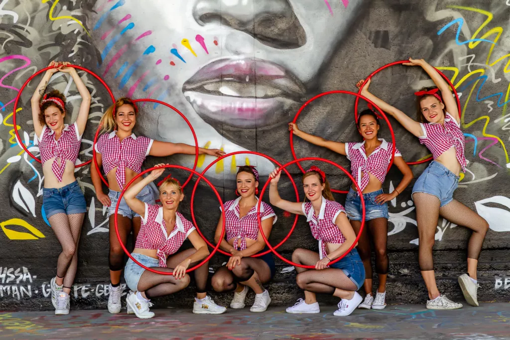 Les Pin-Hoop devant un mur graffé