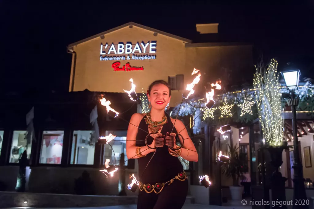 Spectacle de feu devant un établissement, de nuit