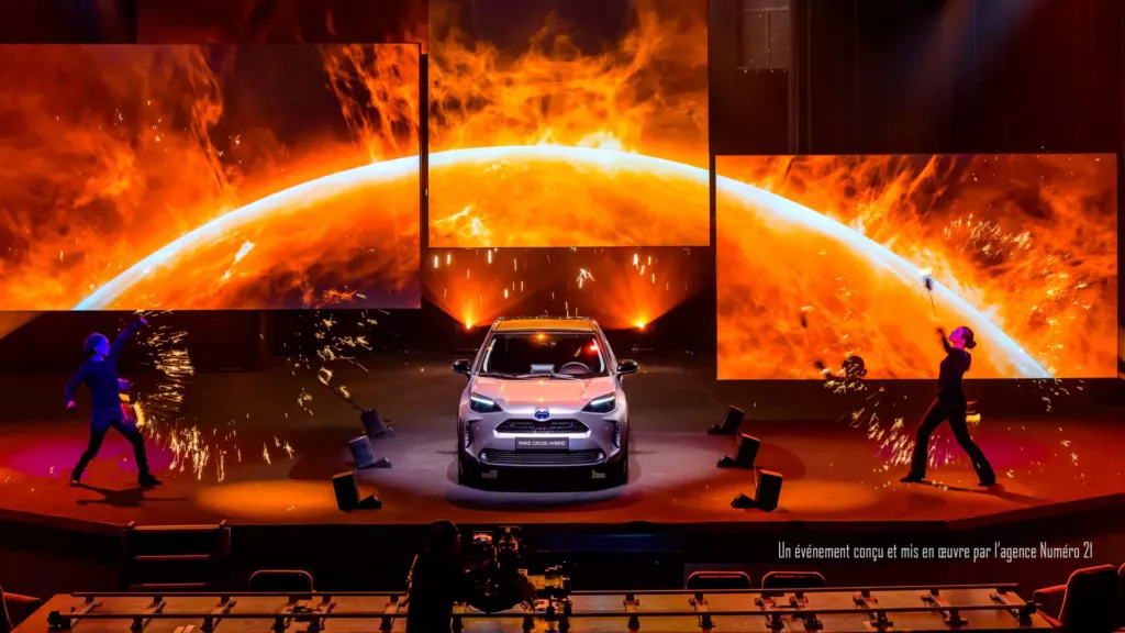 Spectacle de feu lors d'un événement automobile